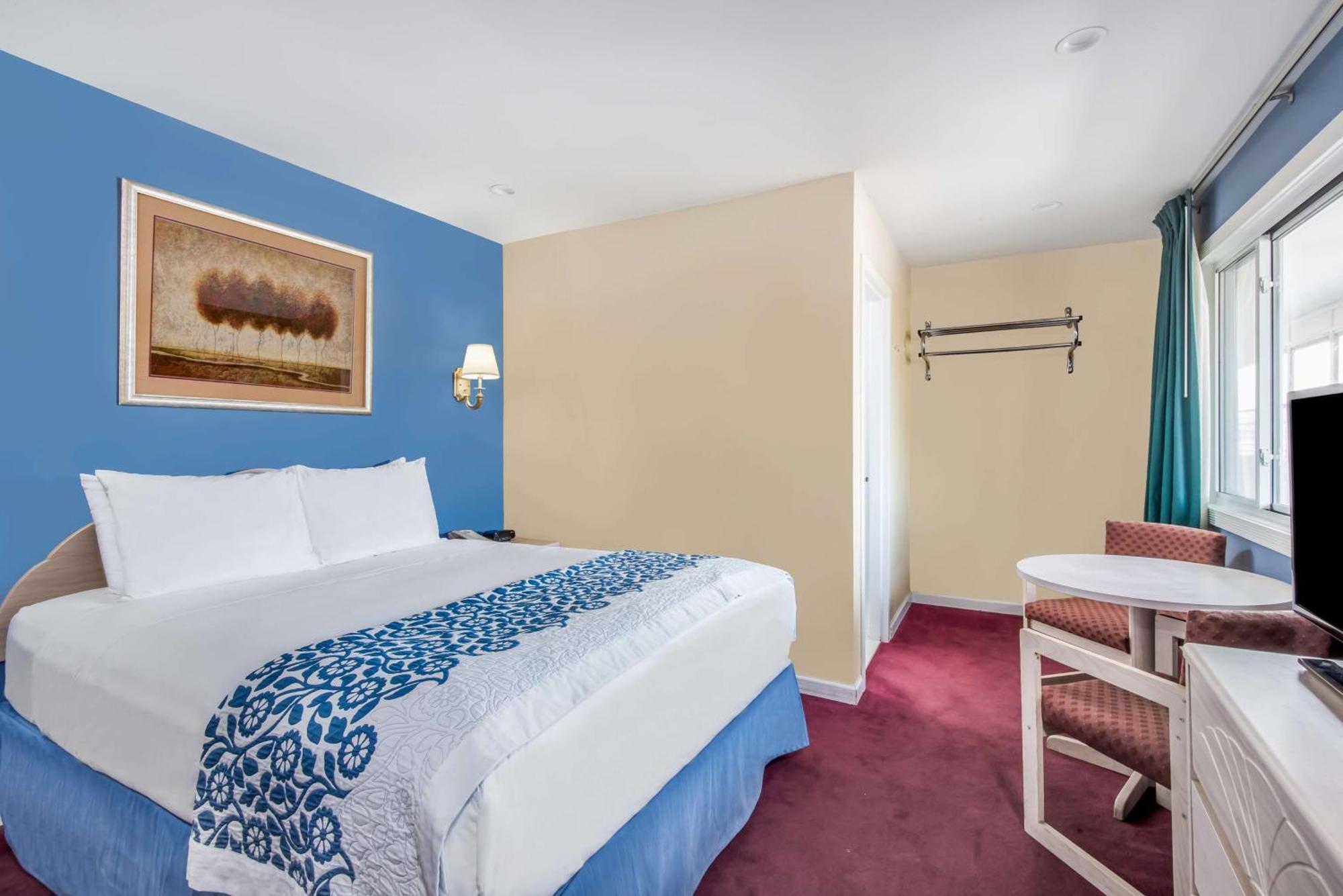Days Inn By Wyndham Hicksville Long Island Bagian luar foto
